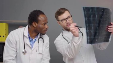 İki doktor röntgen sonuçlarını analiz ediyor.