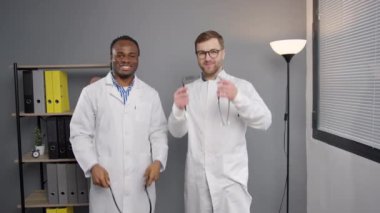 Ofisteki iki doktor boynuna steteskop takmış.