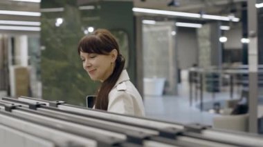 Döşeme salonu tasarımcısı örnekleri gösteriyor