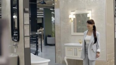 Tasarımcı sergi salonunun tuvaletini gösteriyor.