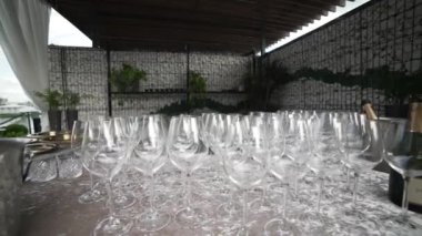 Yüksek bacaklı boş şeffaf şarap ve şampanya kadehleri.