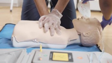 Klinikteki tıbbi eğitim mankeninin kalp masajı.