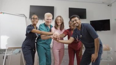 Tıbbi klinik ilk yardım ekibi birlikte çalışıyor.