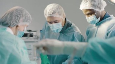 Çeşitli cerrahi ekipler ameliyathanede işlem yapıyor.