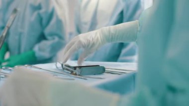 Cerrahlar ameliyathanede enstrüman hazırlıyorlar.