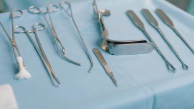 Masadaki cerrahi aletler