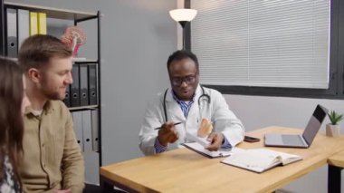 Baba ve kızı, modern klinikteki kulak sağlığı danışmanlığını ziyaret ettiler.