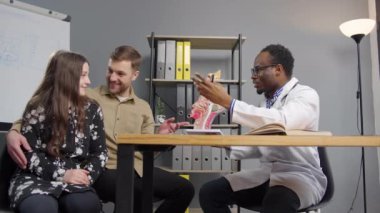 ENT doktoru anlayışı geliştirmek için değerli anlayışlar ve anatomik modeller sunar