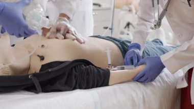 Klinikte ilk yardım eğitimi için tıbbi bir kukla kullanılıyor.