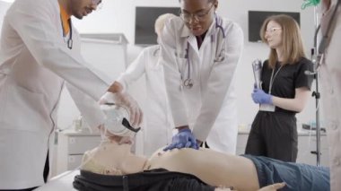 Klinikteki ilk yardım seansında suni teneffüs uygulaması yapıldı.