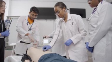 Tıp öğrencileri bir klinik ortamında suni teneffüs ve ilk yardım teknikleri uyguluyorlar.