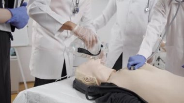 Klinikteki ilk yardım eğitiminde kalp masajı ve hasta bakımı teknikleri ele alındı.