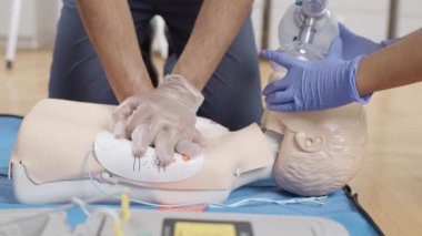 Klinikte ilk yardım eğitimi, kalp masajı ve defibrilasyon tekniklerine odaklanma.