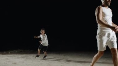 Baba ve oğul geceleri arkadaşça bir basketbol maçının keyfini çıkarırlar. Beyazların spor kıyafetleri içinde yetenekleri ve bağ kurma anlarını gösterirler.