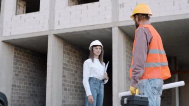 İşlek bir kentsel alanda devam eden inşaat çalışmaları sırasında proje yöneticisi ile inşaat sahasında yapılan toplantı