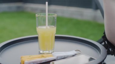 Güneşli bir öğleden sonranın tadını çıkarıyorum. Terasta ferahlatıcı bir limonatayla, rahat bir arka bahçede.