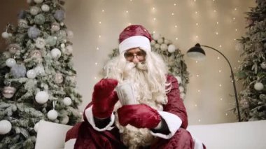 Noel Baba Noel 'i hediyelerle ve dekorasyonlarla kutluyor ve para sayıyor.