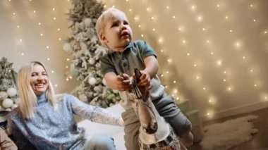 Noel Baba, Noel 'i oğluyla birlikte Noel' i kutlarken Noel Baba 'nın çelenk ve ağaçlarla süslenmiş şenlik stüdyosunda eğlenmesini sağlar.