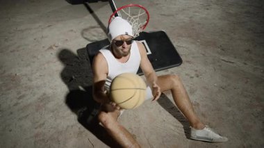 Erkekler, altın saat boyunca ağır çekimde birlikte basketbol antrenmanından hoşlanırlar.