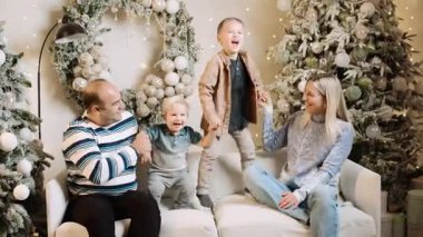 Yeni yılı Noel Baba ve Aile Işıklarıyla Yavaş Çekimde Kutlamak