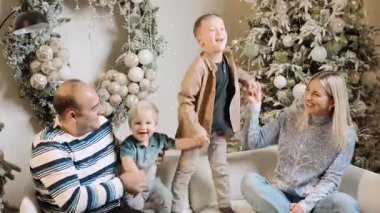 Noel Baba, yeni yıl kutlamalarında çocukları ağırdan alarak birlikte oynarken ziyaret eder.