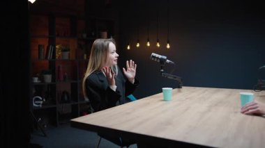 Modern bir podcast stüdyosunda bir kadın sunucuyla iş görüşmesi yapmak.