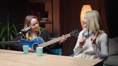 Konforlu bir stüdyo ortamında müzik, yaratıcılık ve kadın girişimciliğin yer aldığı podcast tartışması