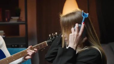 Yetenekli bir kadın sunucuyla podcast tartışması yapmak iş sezgilerini keşfetmek ve gitar melodileriyle rahatlamak.