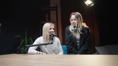 Podcast stüdyosunda, iş dünyasındaki ilham verici kadınlarla tartışmalar.