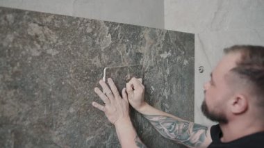 Modern iç mekanda ağır çekimde seramik üzerine karmaşık tasarım.