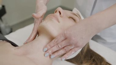 Güzelliği kalıcı kozmetik tedavilerle yavaş çekimde dinlendirici bir salonda dönüştürüyor.