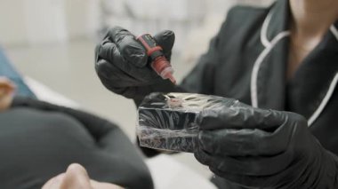 Güzelliği arttırmak ve müşterilere kusursuz sonuçlar vermek için yavaş çekimde kalıcı makyaj uzmanı.