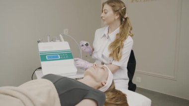 Huzurlu güzellik salonu ortamında kalıcı kozmetoloji tekniklerini keşfetmek.