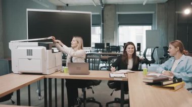 Proje toplantısı sırasında belgelerle ve teknolojiyle modern ofiste iş birliği yapan iş adamları