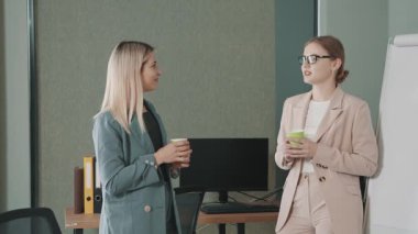 İş adamları, modern ofiste rahat atmosferli toplantı sırasında proje detaylarını tartışıyor