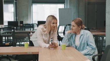 Modern ofis ortamında, belgelerle birlikte iş adamları arasında ortak bir tartışma.