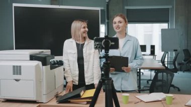 İş adamları bir video toplantısında modern ofis ortamında teknolojiyle proje belgelerini tartıştılar.