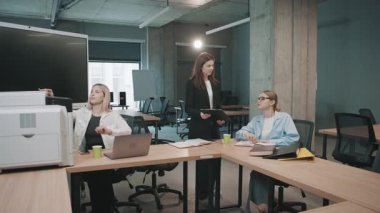 Bir ofis toplantısında işbirliği yapan iş adamları proje detaylarını tartışıyor