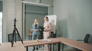 Takım çalışmalarının ve proje tartışmalarının ağır çekimde yapıldığı iş videosu toplantısı