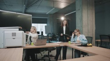 Modern ofisteki ortak ekip yavaş çekim vurgulanan belgeler üzerinde çalışıyor