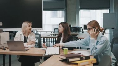 İş dünyası, modern ofis ortamında önemli belge ve görevleri tartışırken proje üzerinde işbirliği yapar.