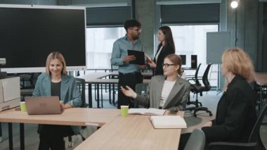 Ağır çekim efektli modern ofis ortamında takım işbirliği ve belge incelemesi