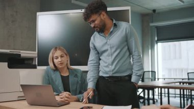 Takım modern ofiste işbirliği yapıyor, yavaş çekimde belgeler ve teknolojiyle stratejiler keşfediyor.