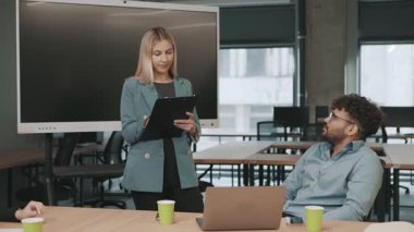 Takım, iş birliğinin yavaş çekim vurgulanması ile görevdeki proje hedeflerini tartışıyor