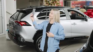 Şov salonu yavaş çekimde çarpışıyor. Lüks arabaların cazibesini vurguluyor.