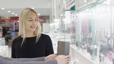 Büyüleyici altın ve gümüş parçalarıyla modern bir mağazada zarif mücevher seçeneklerini keşfetmek.