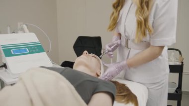 Yetenekli bir teknisyenin kalıcı makyaj uygulamasının sergilendiği kozmetoloji oturumu