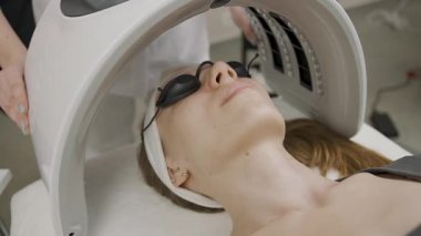 Modern kuaförde kalıcı makyaj tedavisi gören bir kızın yer aldığı kozmetoloji seansı