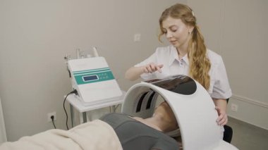 Kız modern bir kozmetoloji stüdyosunda kalıcı makyaj tedavisi uyguluyor.