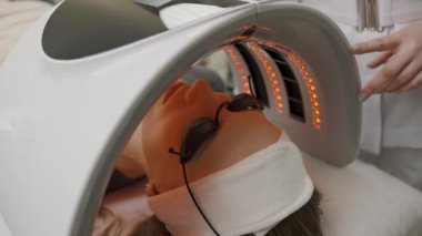 Bir güzellik kliniğinde yenilikçi kozmetoloji seansında kalıcı makyaj tedavisi görüyor.